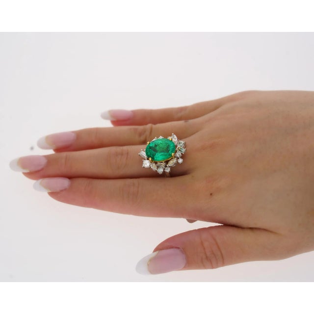 Green Late 20th Century 6.79 Carat Minor Oil Colombian Emerald and Diamond 18k Gold Ring Size 6 For Sale - Image 8 of 10