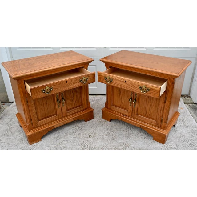 Wood Vintage Thomasville Pair of Traditional Americana Style Oak Nightstands For Sale - Image 7 of 12