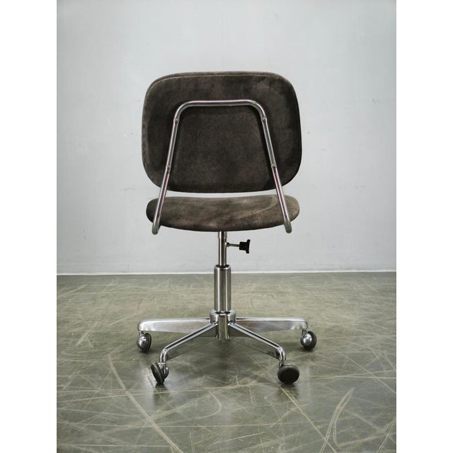 Italian Swivel Office Chair with Chrome Base, 1970s For Sale - Image 6 of 15