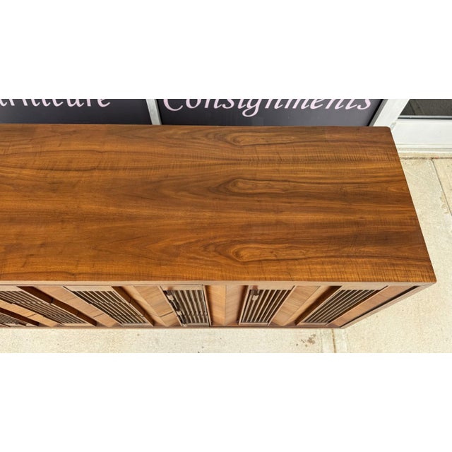 Wood 1970s Brutalist-Inspired Dresser With Two Mirrors For Sale - Image 7 of 18