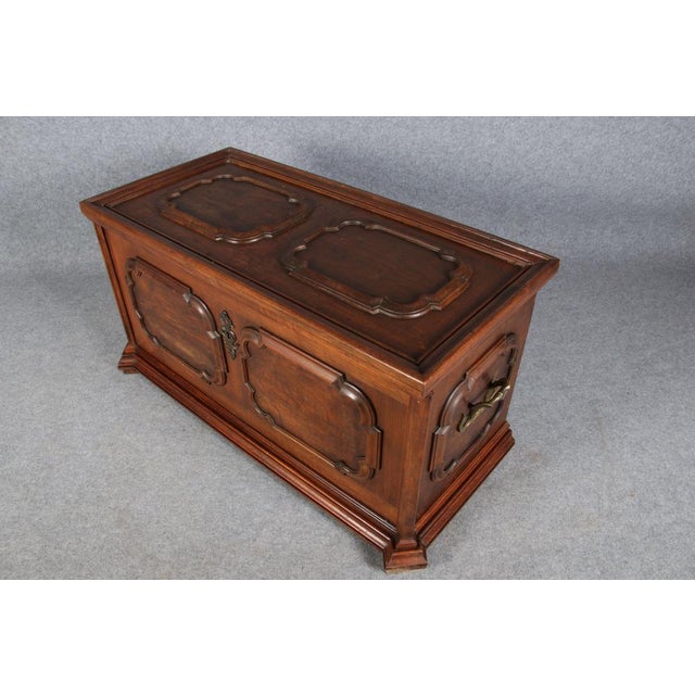 Antique Baroque Chest in Walnut, 1750 For Sale - Image 4 of 18