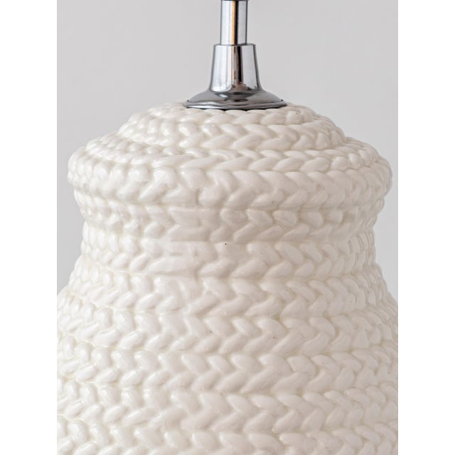 1960s Faux Rattan Basketweave Table Lamp in White Ceramic from Manises, 1960s For Sale - Image 5 of 12