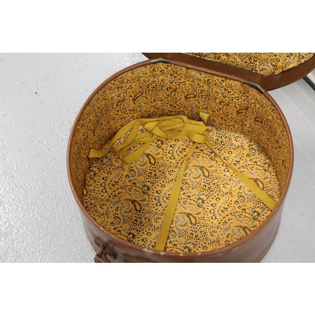 Brown Brown Round Hat Box with Handle, 1920s For Sale - Image 8 of 18