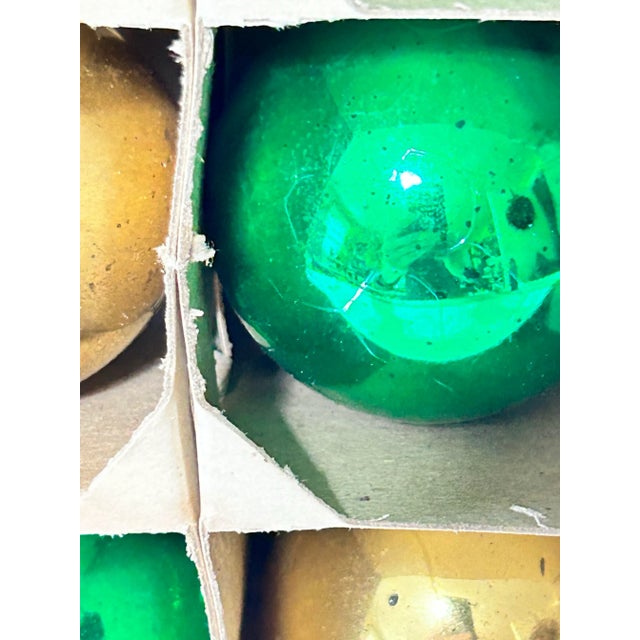 Vintage Shiny Brite Green and Gold Glass Christmas Ornaments – Set of 12 in Original Box For Sale In Louisville - Image 6 of 12