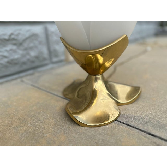 1970s Pair of Sculptural Mid-Century Table Lamps With Lucite-Style Shades & Brass Bases For Sale - Image 9 of 18