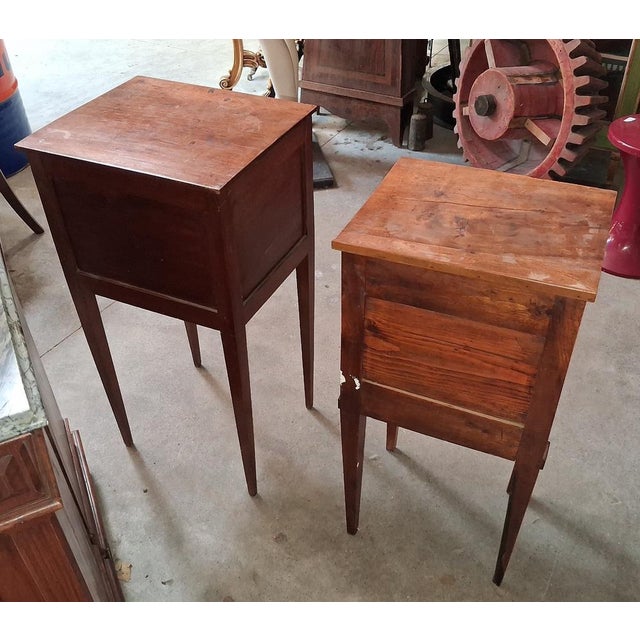 Louis XVI Bedside Tables in Walnut, France, Late 18th Century, Set of 2, in Good conditions. Designed before 1890