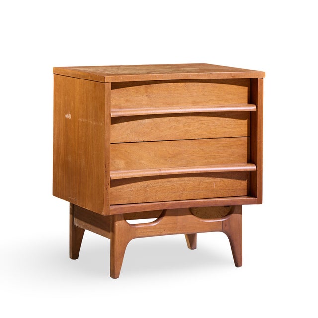 Young Manufacturing Mid Century Walnut Curved Front Nightstands - Pair For Sale In Chicago - Image 6 of 11