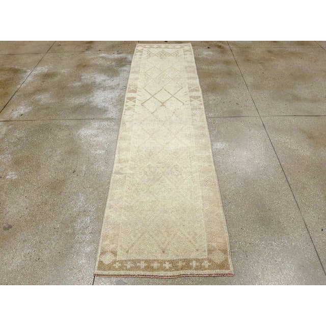 Galerie Shabab Collection Mid-20th Century Turkish Anatolian Runner For Sale - Image 4 of 10