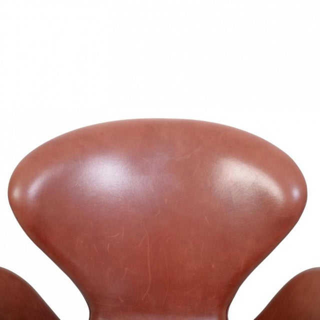 Vintage Swan Chair in Red Patinated Leather by Arne Jacobsen, 1960s For Sale - Image 4 of 13