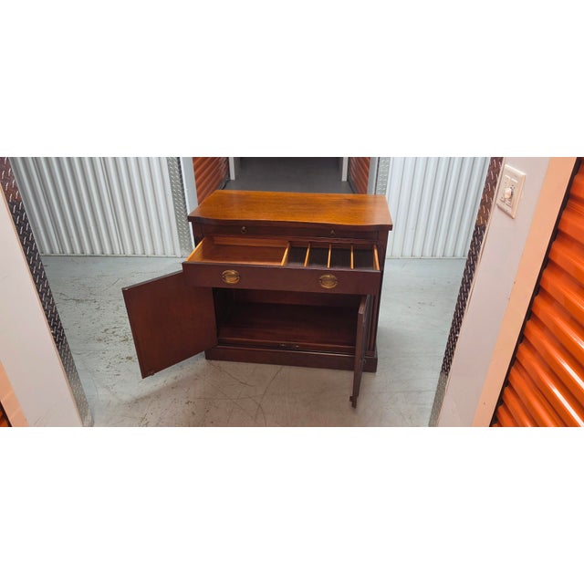 Mid-Century Modern Vintage Drexel Furniture "New Hampton Court" Serving Cart / Server W/ Removable Tray (1956) For Sale - Image 3 of 5