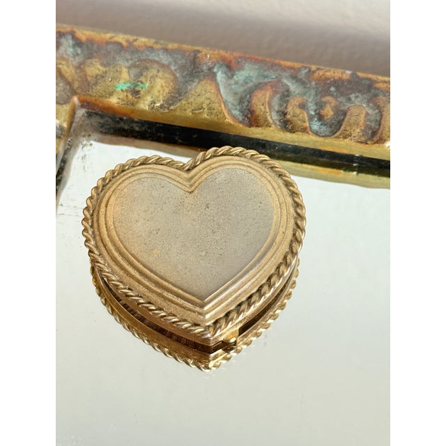 Vintage 1976 Estée Lauder “Fluted Heart” Perfume Compact For Sale In New York - Image 6 of 13