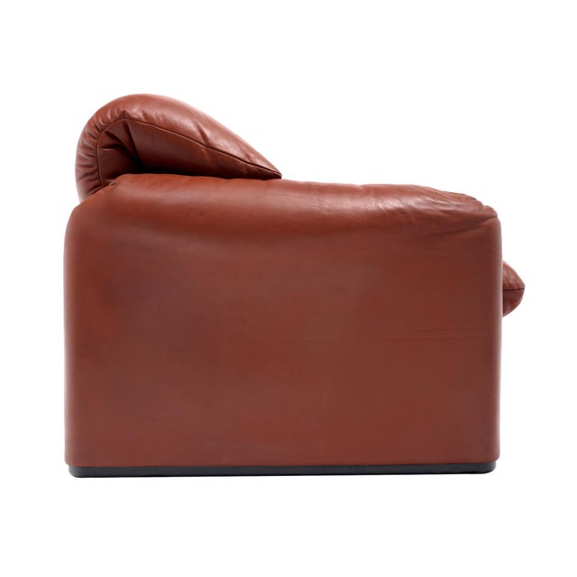 Cassina Red Maralunga Love Seat by Vico Magistretti for Cassina, Circa 1970s For Sale - Image 4 of 9