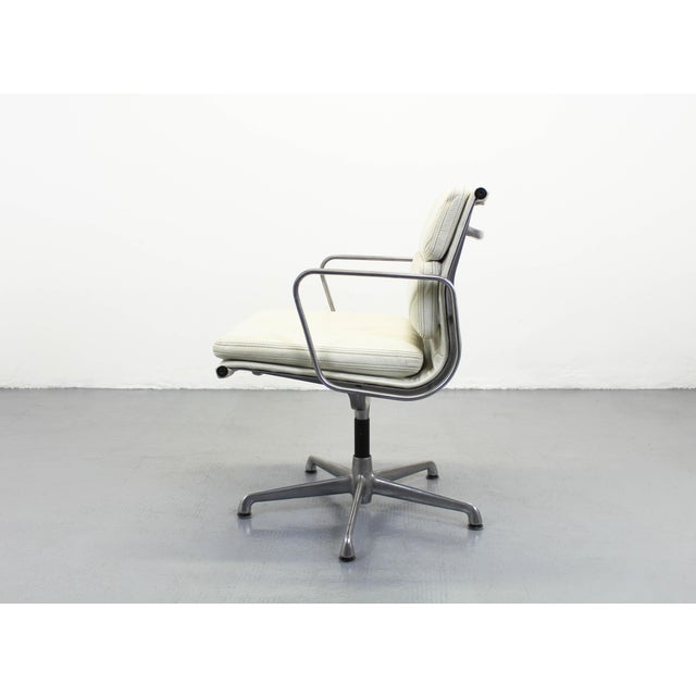 Very dark green color, the light significantly changes the perception of the color, here they appear green, with other...