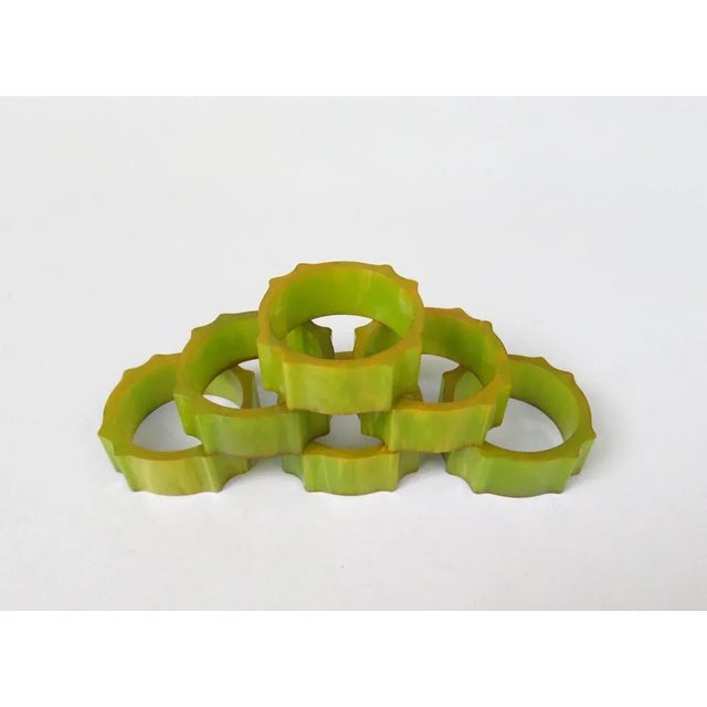 A set of 6 pieces of napkin rings from the time of Art Deco from Catalin in green - amber colors flamed. The napkins rings...