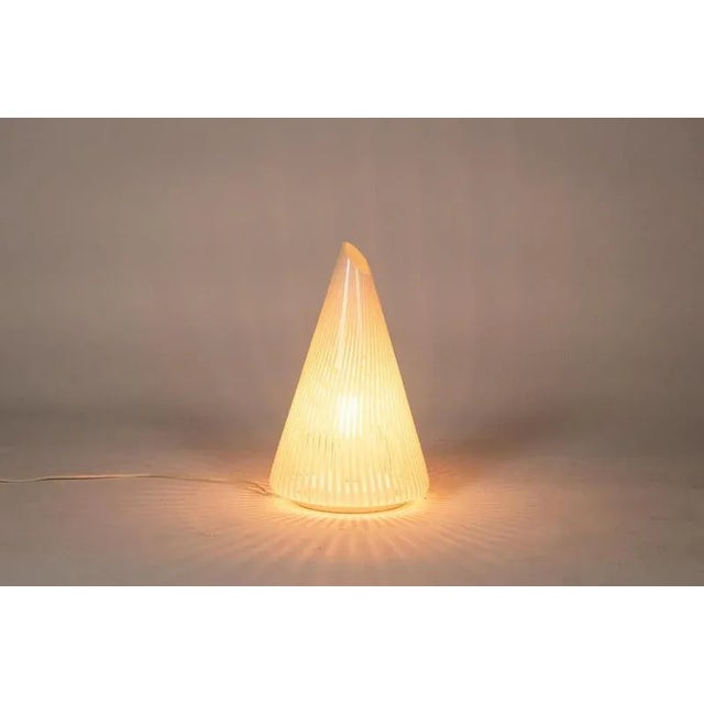 Conical Murano glass lamp with white striped pattern. Made in Italy in the 1970s. Design lighting This piece is designed...