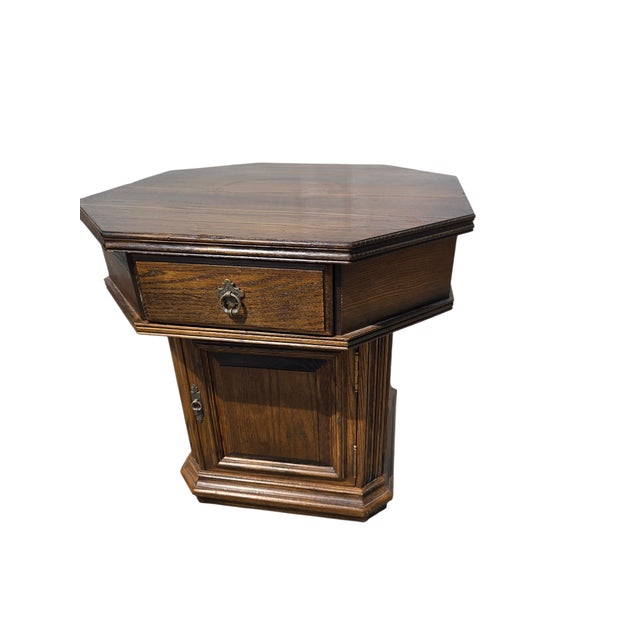 1980s 1980s Ethan Allan Charter Oak Jacobean End Side Table Octagon Rent Table Style For Sale - Image 5 of 16