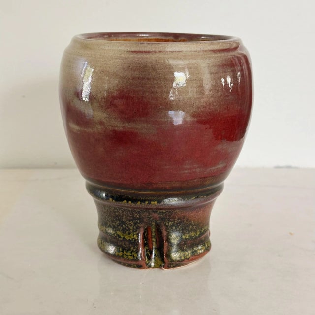Mid-Century Studio Pottery Vase in Shades of Red and Green With Pinched Pedestal Base For Sale - Image 4 of 7