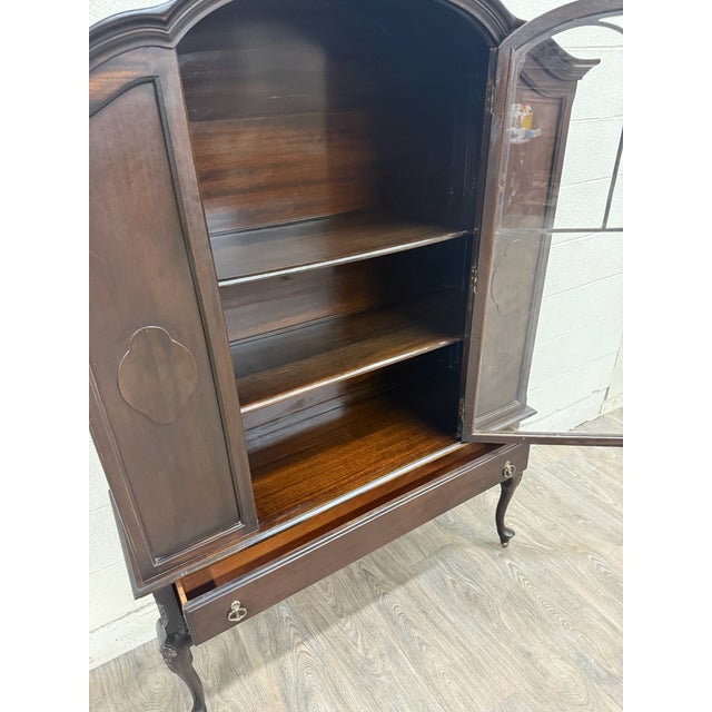 Vintage Queen Anne Style Mahogany China Cabinet Display Cabinet Curio Bookshelf For Sale - Image 9 of 14