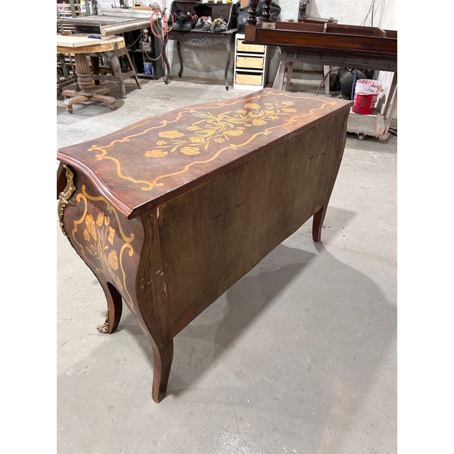 Italian Bombe commode exudes elegance and sophistication. Its smooth, curved lines and exquisite details are hallmarks of...