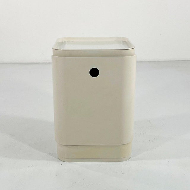 White Laundry Bin by Anna Castelli for Kartell, 1970s, in Good conditions. Designed 1970 to 1979 This piece has an...