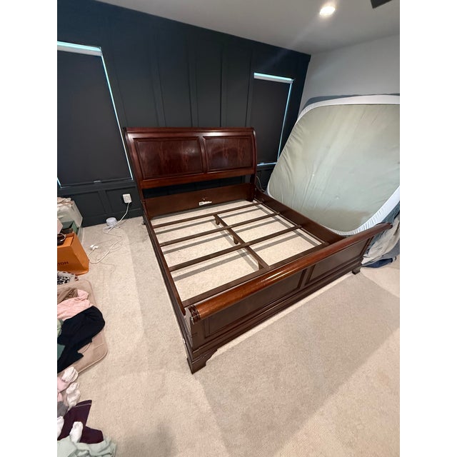 Ethan Allen Somerset King Sleigh Bed + 2 Matching Nightstands – Mahogany Beautiful Ethan Allen Somerset King Sleigh Bed...