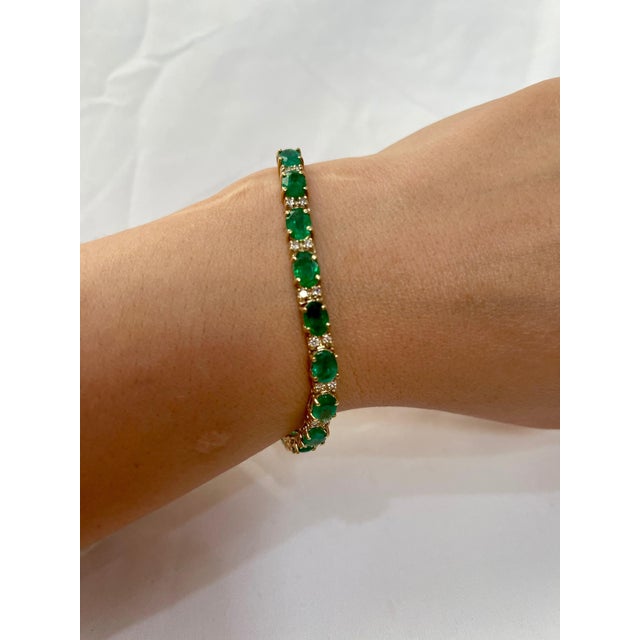 Emerald 16 Carat Natural Emerald & Diamond Cocktail Tennis Bracelet 14 Karat Yellow Gold For Sale - Image 8 of 18