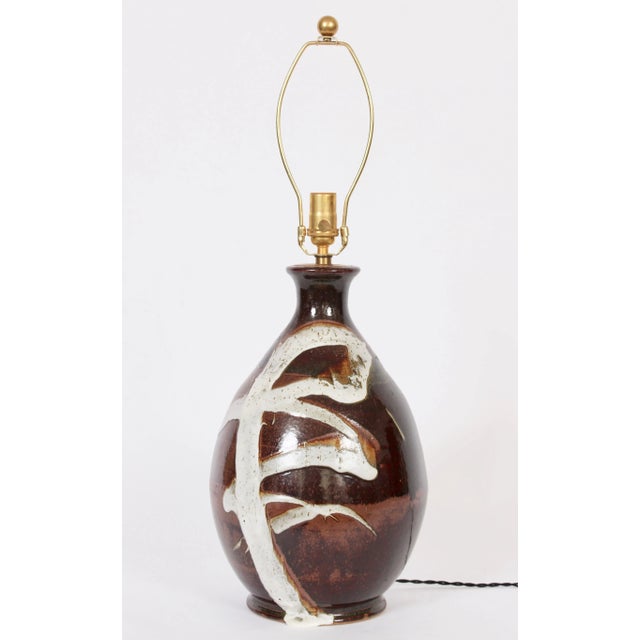 Contemporary 1970s Cocoa & White Brushstroke Art Pottery Table Lamp For Sale - Image 3 of 10