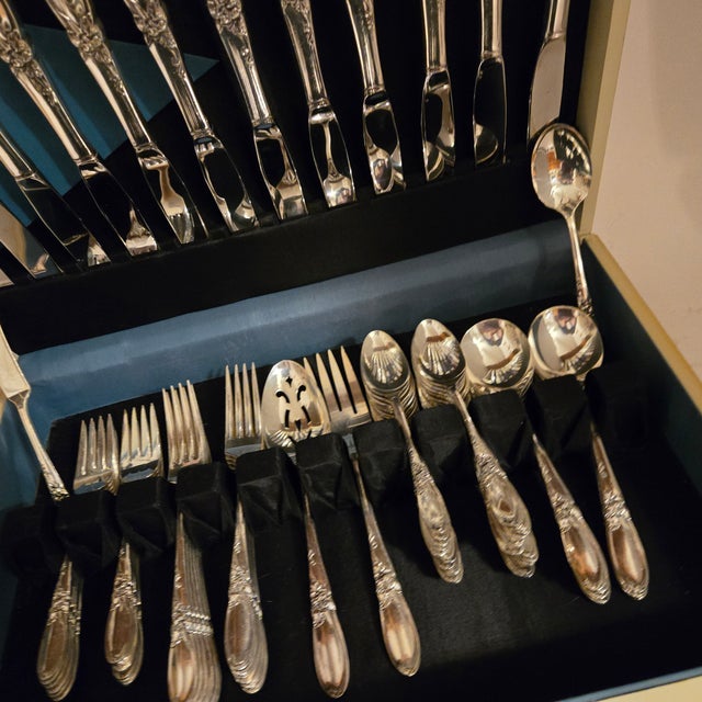 Twelve Complete Five Piece Placesettings Plus Extras Nouveau Orchid Silverplate Flatware- Set of 77 For Sale - Image 14 of 14