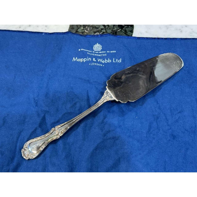 Silver-Plated Cake Server with Russell Pattern from Mappin & Webb For Sale - Image 3 of 4