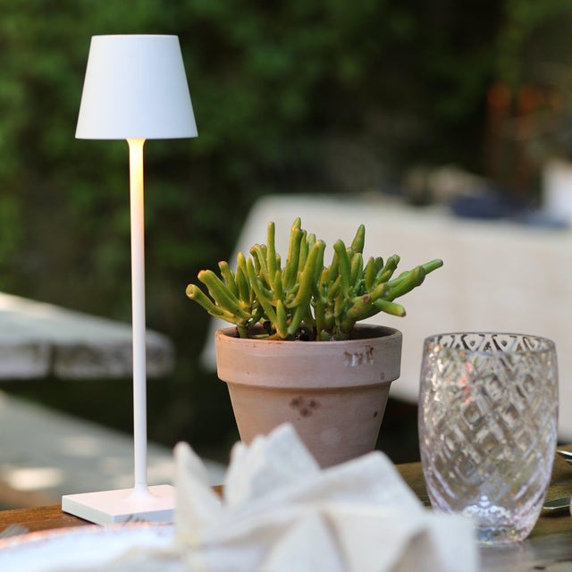 LED light with polycarbonate diffuser Offered in choice of 16 colors Full range touch dimming Color temperature selection...