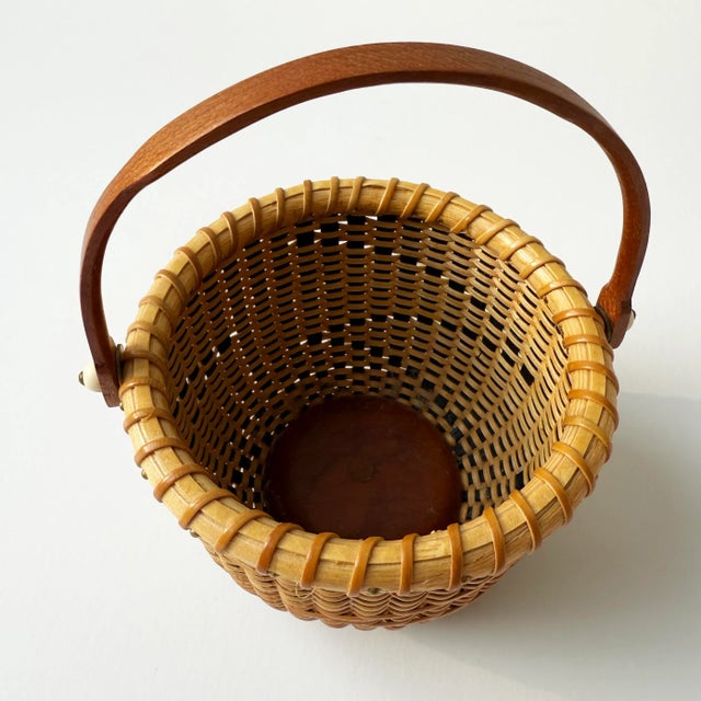 Early 21st Century Vintage Signed Nantucket Lightship Basket – Handcrafted With Bone Handle & Geometric Pattern For Sale - Image 5 of 10