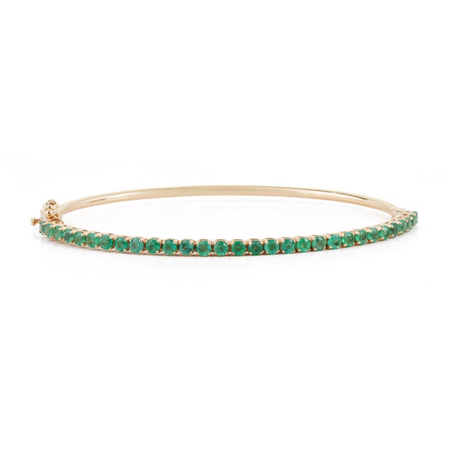 VR Jewels Modern 1.86ct Round Cut Emerald Tennis Bangle Bracelet in 14k Yellow Gold For Sale - Image 4 of 17