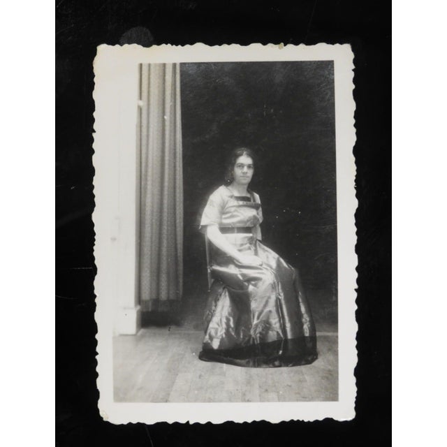 Marcel bascoulard (1913-1978) portrait de l'artiste travesti en femme, en robe, assis sur une chaise en intérieur...