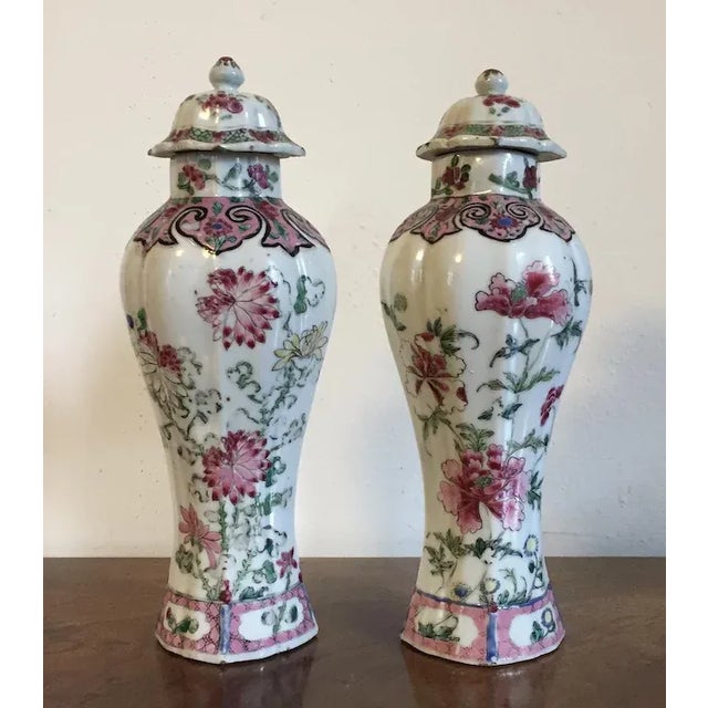 Chinese Early 18th Century Chinese Export Porcelain Vases with Covers - A Pair For Sale - Image 3 of 11