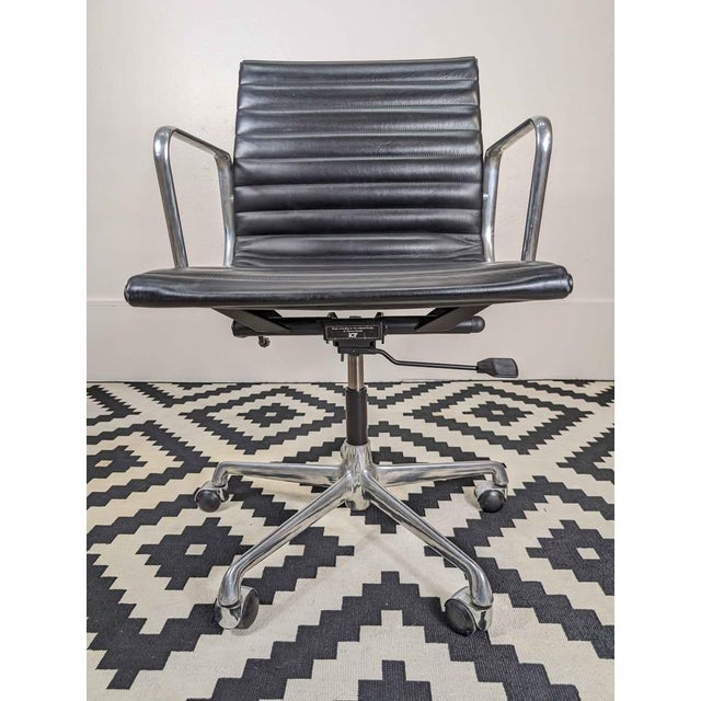 1960s 1960s MCM Charles Eames Aluminum Group Ea117 Black Leather Desk Chair by ICF For Sale - Image 5 of 10