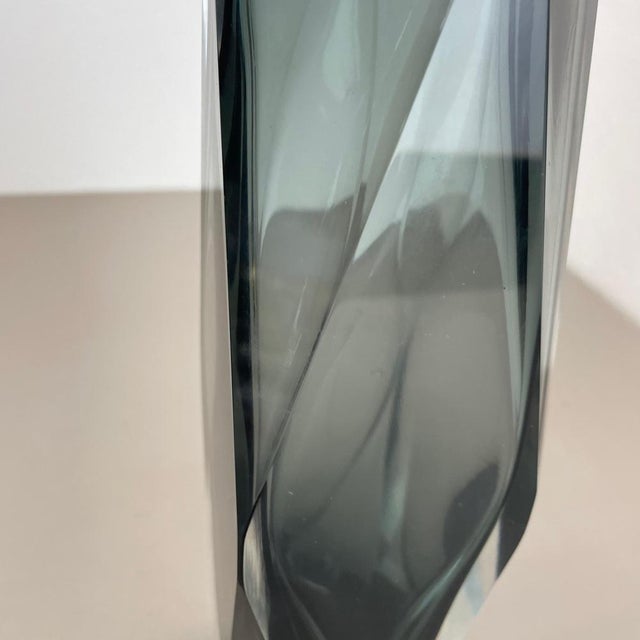 Faceted Murano Glass Sommerso Vase from Mandruzzato, Italy 1970s For Sale - Image 14 of 18