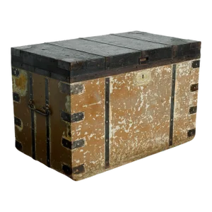 Early 20th Century Vintage European J. Cleve & Sons Portsmouth Trunk