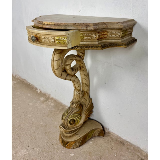 Elegant Italian pedestal dating from the mid-20th century. Crafted in carved and polychromed wood, it features a shaped...