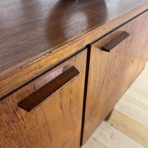 Vintage Teak Sideboard – Mid-Century Sideboard of Timeless Elegance