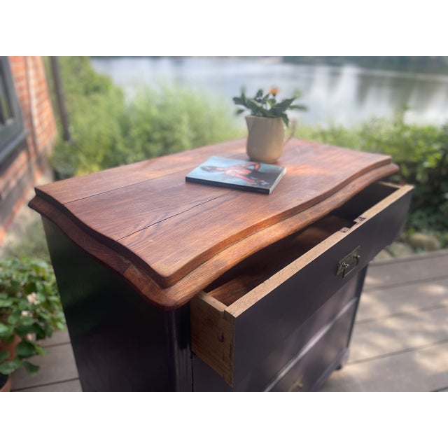 This charming antique chest of drawers has been repainted and sanded by us. It is made entirely of oak. Width: 89 cm...