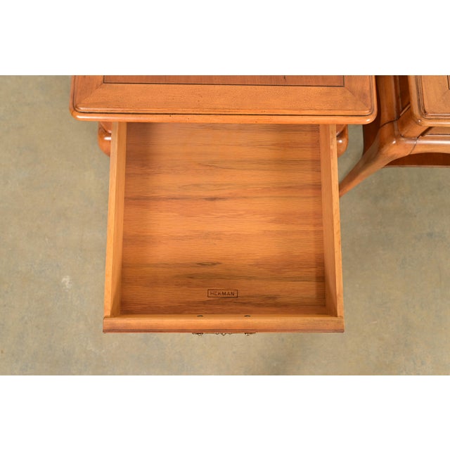 Brown Hekman French Provincial Louis XV Carved Walnut Nightstands or Side Tables, Pair For Sale - Image 8 of 16