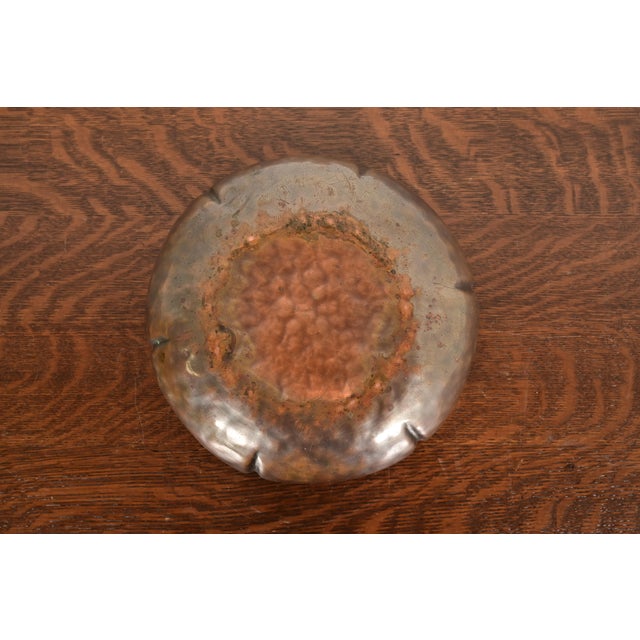 Copper Roycroft Style Arts & Crafts Hammered Copper Flower Form Fruit Bowl or Centerpiece Bowl With Ruffled Edges For Sale - Image 8 of 11