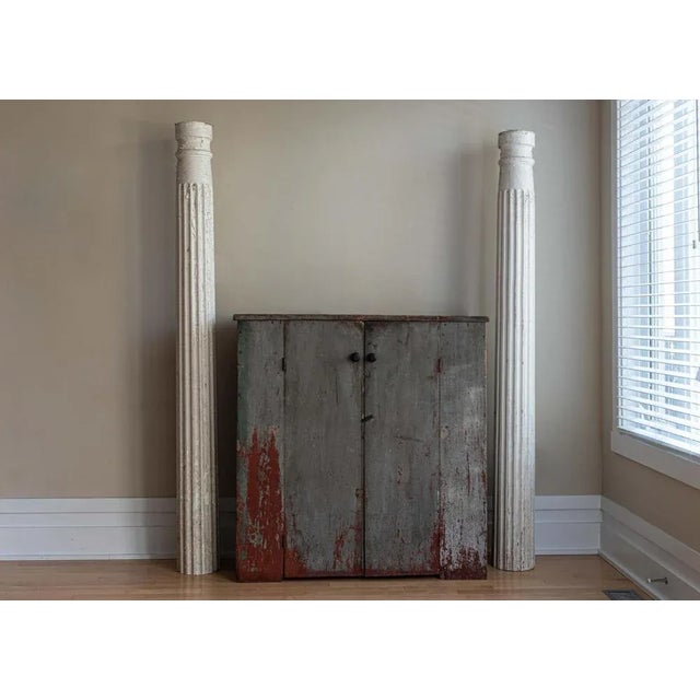 Antique Circa 1920 Pair 1920’s painted fluted pine pillars Measure: H195 x 18.5 cm Diameter bottom 15.5 cm Diameter top.