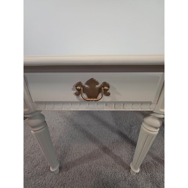 1960s Vintage Ethan Allen American Traditional Drop-Leaf Side Tables – Pair For Sale - Image 5 of 11