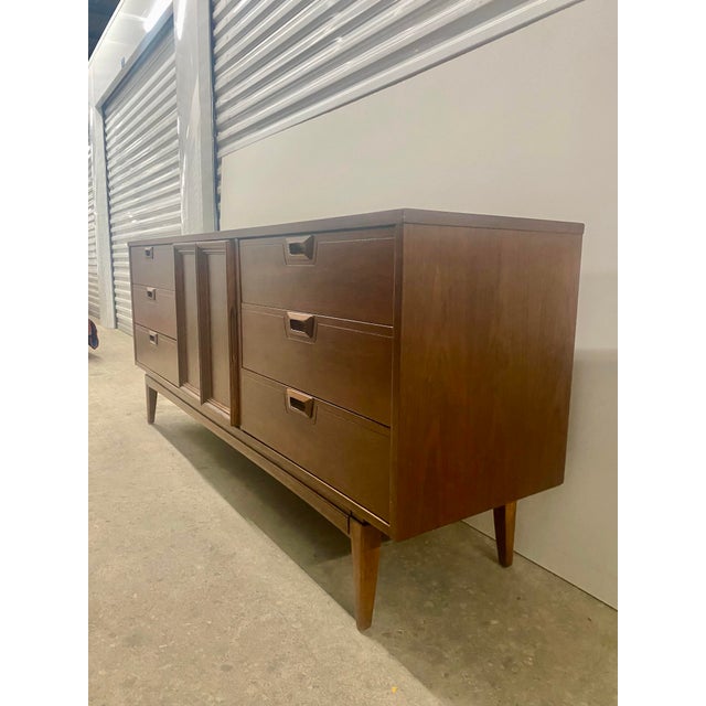 Mid-Century Modern Mid-Century Modern Credenza Attributed to United Furniture . For Sale - Image 3 of 12