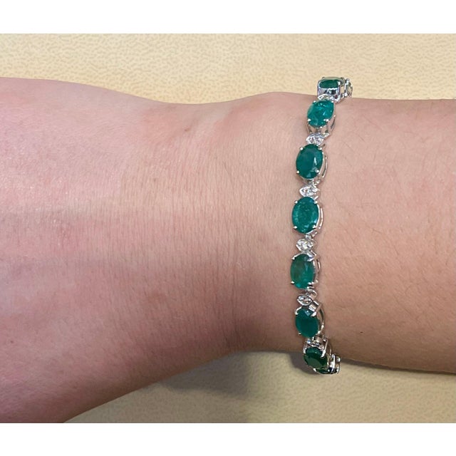 14 Carat Emerald 0.8 Carat Diamond Tennis Bracelet 18 Karat White Gold For Sale - Image 17 of 18