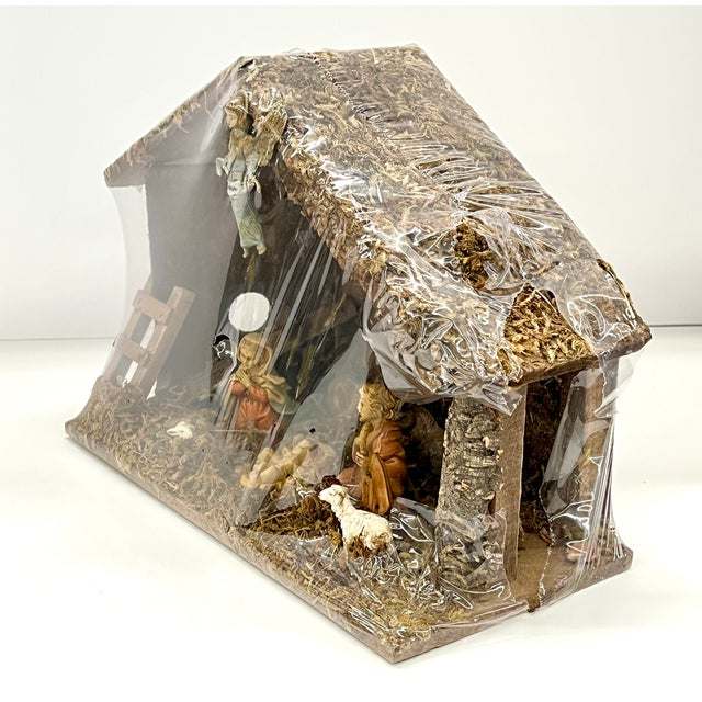 Rustic Vintage Made in Italy Nativity Presepio Set – 8 Pieces With Rustic Italian Stable For Sale - Image 3 of 9