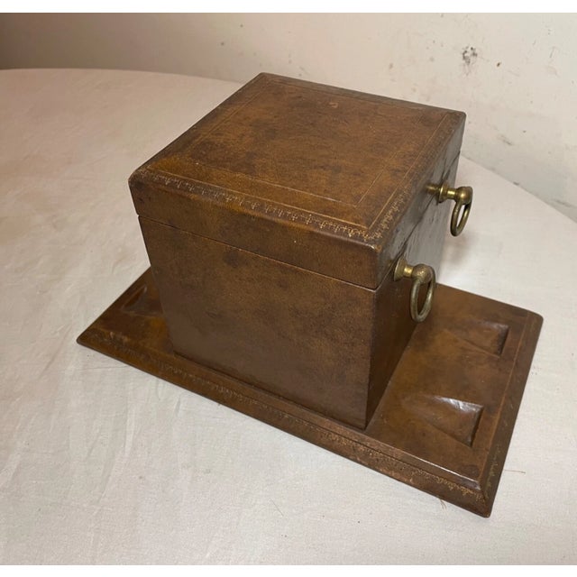 This vintage humidor box stand is a true gem for collectors of vintage tobacco accessories. The Italian craftsmanship is...