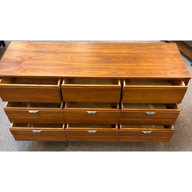 Brown Mid Century Modern Walnut Six Drawer "Mainline" Dresser by Hooker Furniture, Usa c.1950 For Sale - Image 8 of 8