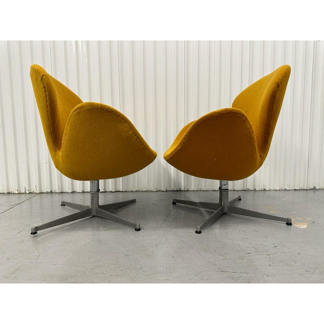 1960s Early Pair of Arne Jacobsen Swan Chairs Fritz Hansen Made in Denmark For Sale - Image 5 of 9
